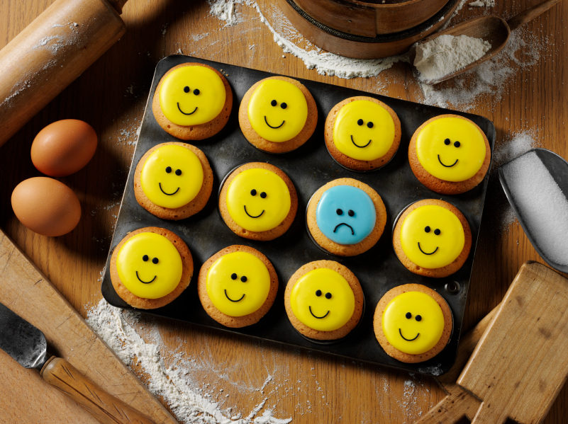 facebook-negative-feedback-mobloggy-report-smiley-and-sad-cupcakes